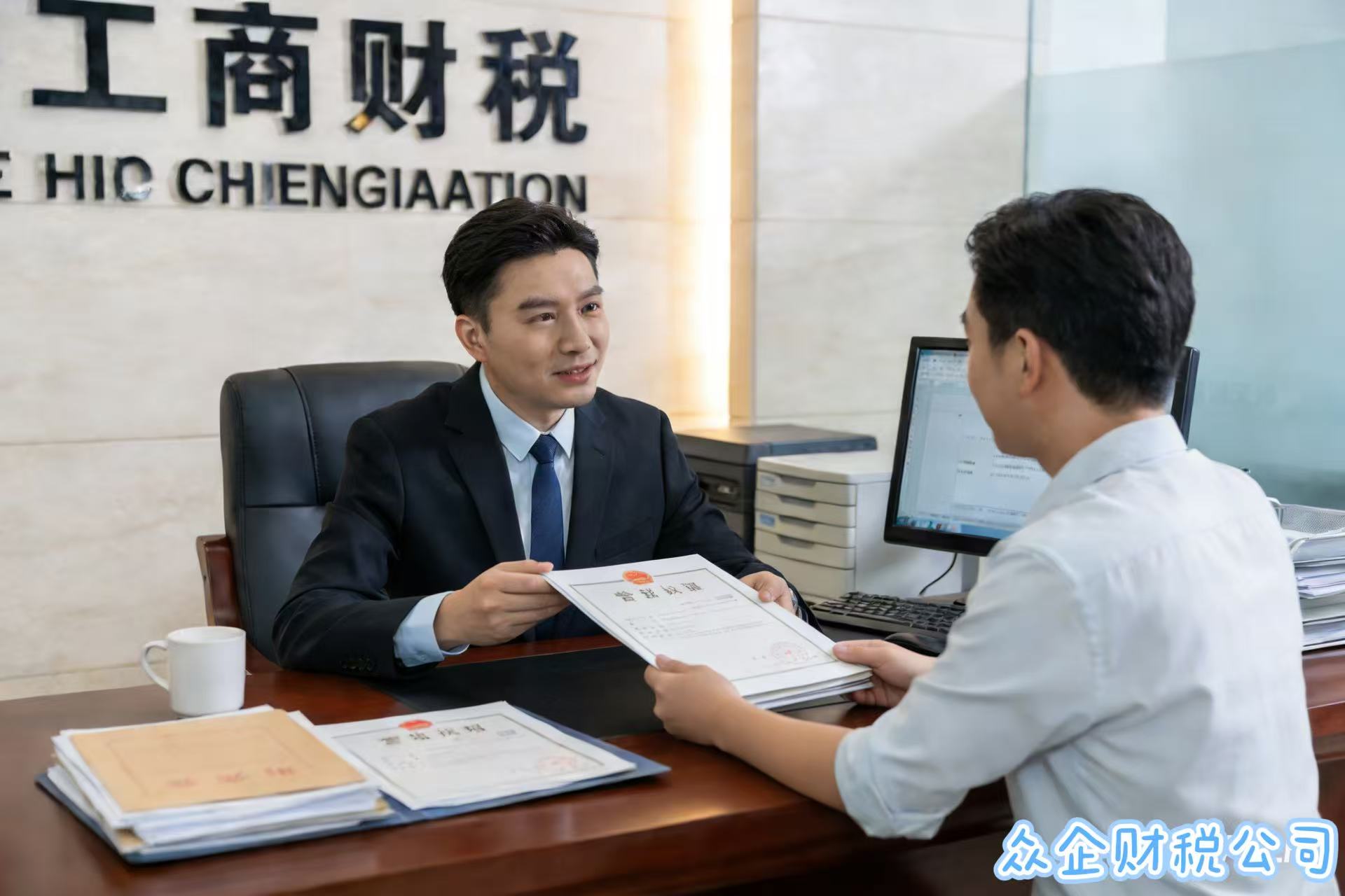 企业跨年调整费用可以直接调当前损益吗